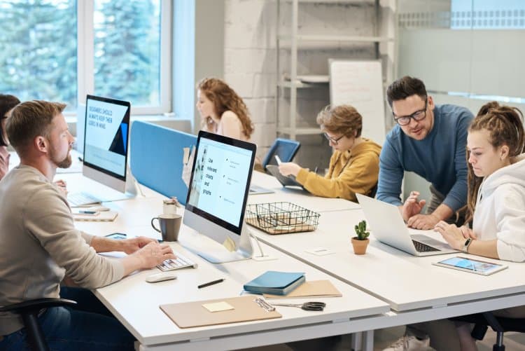 Can you share a job with another employee while working in the UAE?