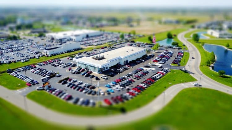 Do car dealers in the UAE have an obligation to replace defective vehicles?
