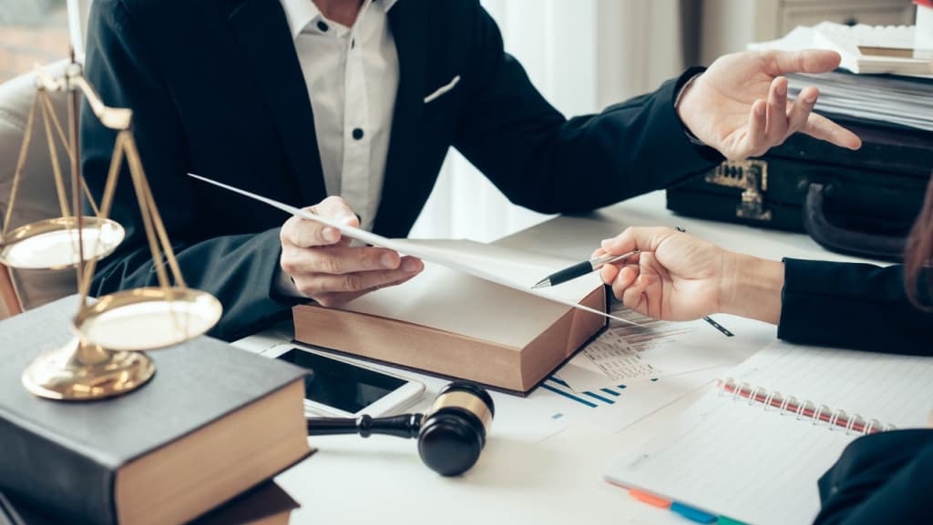 When Should a Startup in Dubai Hire a Lawyer vs Use Online Legal Services?