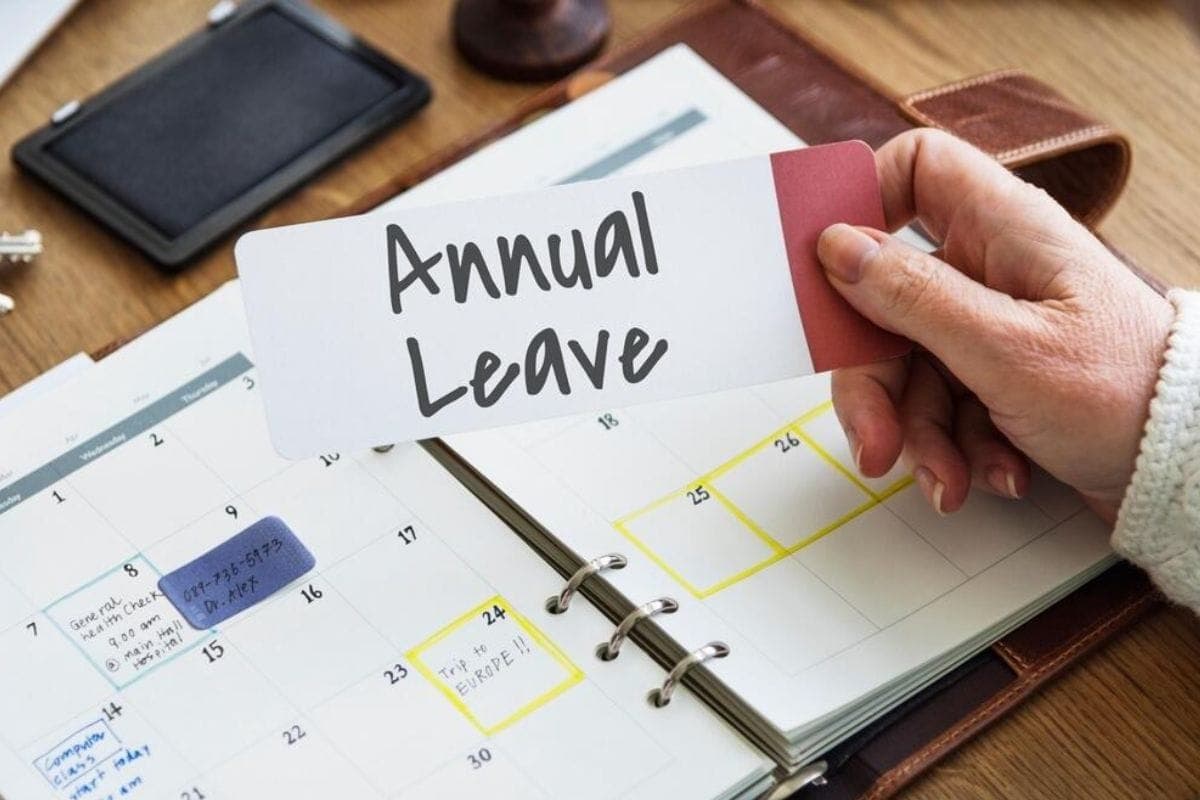 Understanding UAE Law on Annual Leave Priority: Can Employers Favor Employees with Families?