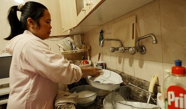 Can a Maid Switch Employers in the UAE? What Sponsors Need to Know About Domestic Worker Transfers Under the Latest Law