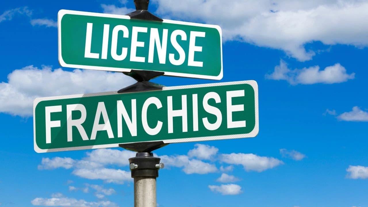 Franchise Agreement vs Licensing Agreement: Understanding the Key Legal and Commercial Differences